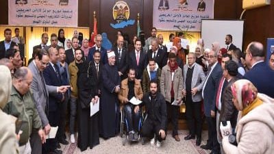 وزير العمل ومحافظ الفيوم يسلمان عقود لذوي همم.. صور