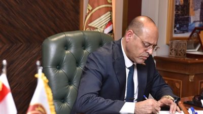 براتب 4000 دولار.. وزير العمل يوفر وظائف لـ 5 أطباء بدولة عربية