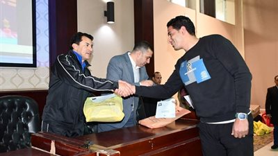 وزير الشباب يسلم الفائزين بالعمرة من ماراثون زايد الخيري