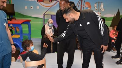 نجوم المنتخب المصرى والنادى الأهلى يدعمون مرضى السرطان بالصعيد
