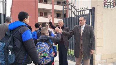 مدير مدرسة يستقبل التلاميذ أمام المدرسة ويهنئهم ببدء التيرم الثان
