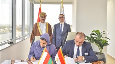 توقيع اتفاقية تعاون بين مصر وعمان في مجالات الاستثمار والتجارة
