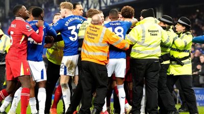 ديربي إيفرتون وليفربول.. 4 بطاقات حمراء و مشاجرة عنيفة
