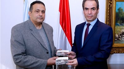أسرة الشيخ مصطفي إسماعيل تهدي إذاعة القرآن الكريم ١٨ تلاوة
