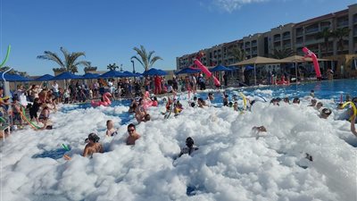 حفل البينك فوم بارتي يجذب سياح الغردقة فى عيد الحب