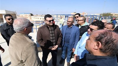 وزير الإسكان يتفقد روضة العبور ومحطة مياه الشرب بالمدينة
