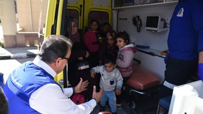 بالصور.. نائب رئيس مجلس الوزراء وزير الصحة يتفقد الحالة الصحية للمرضى والمصابين بمعبر رفح البري