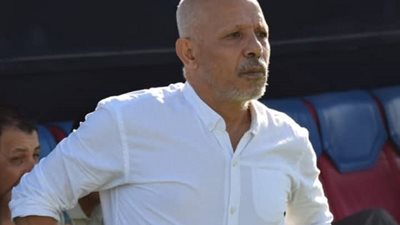العجوز قائم بأعمال مديرالكرة بجانب عمله مدربا عاما وقناوى مدربا