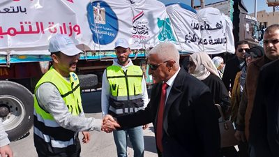 محافظ شمال سيناء يشهد اصطفاف شاحنات المساعدات