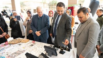 وحدة التضامن تفتتح معرض الأسر المنتجة بجامعة حلوان .. صور