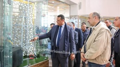 وزير قطاع الأعمال يزور 