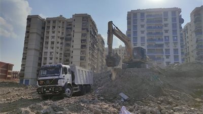 استمرار أعمال المرحلة الثالثة لرفع أكوام الرتش بشارع أسوان