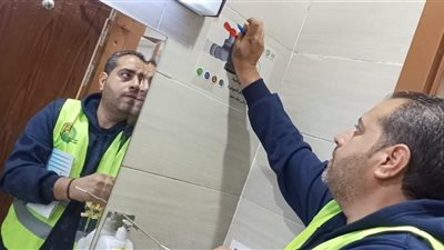 تركيب قطع موفرة للمياه بالوحدات الصحية فى مبادرة بالأقصر