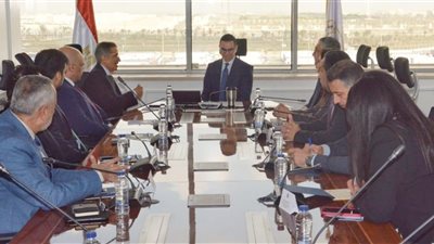 وزير الاستثمار يبحث مع شركة سعودية تعزيز التعاون في مجال الطاقة المتجددة