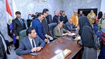 محافظ سوهاج يعقد اللقاء الأسبوعي للاستماع إلى شكاوى المواطنيين
