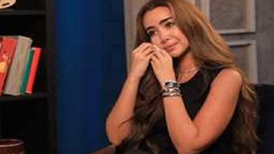 سر بكاء هنا الزاهد على الهواء