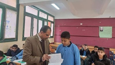 مدير تعليم الخانكة يتابع الأنشطة المدرسة