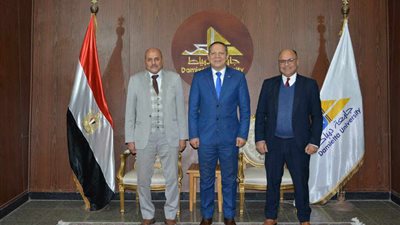 رئيس جامعة دمياط يستقبل وفد البنك الزراعي