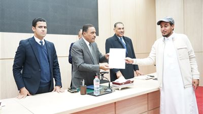 تسليم دفعة جديدة من العقود الابتدائية للمستحقين بالمرحلة الاولي