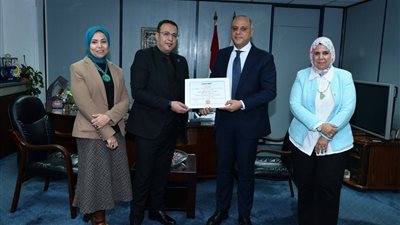 عدوي يكرم المتميزين بالقطاع التجاري للخطوط الجوية