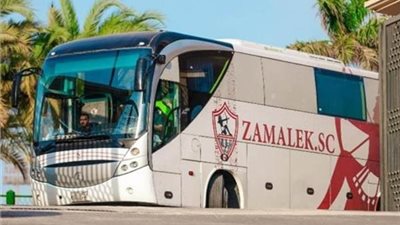 حافلة الزمالك تصل استاد القاهرة استعدادا لمواجهة الأهلي فى القمة