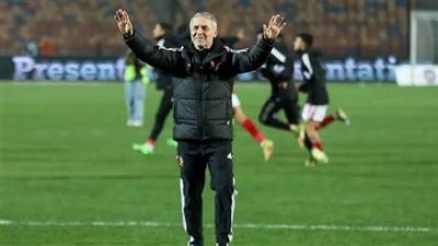 الجهاز الفني للأهلي يعاين أرضية استاد القاهرة قبل مباراة الزمالك