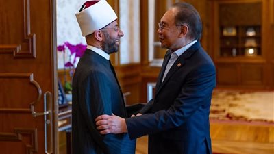رئيس وزراء ماليزيا يستقبل وزير الأوقاف لتعزيز التعاون المشترك