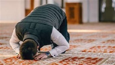 هل الإقامة للصلاة منفردا واجبة؟.. أمين الفتوى يجيب