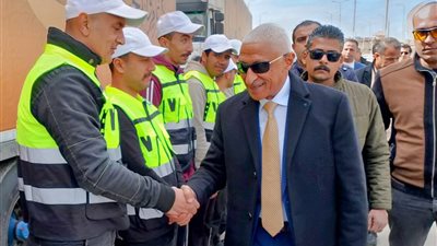 محافظ شمال سيناء يشهد اصطفاف شاحنات المواد الغذائية