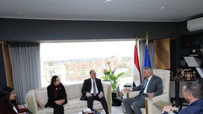 محافظ أسوان يؤكد على أهمية تكثيف حملات التوعية بمخاطر جريمة تهريب