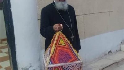 داخل مقر كنيسة الكاثوليك القمص يؤانس يعلق فانوس رمضان