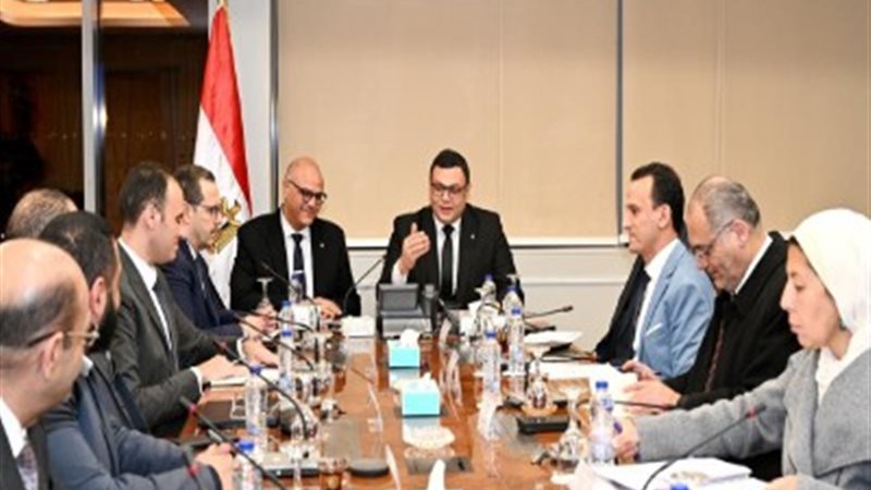 وزير الإسكان ومحافظ