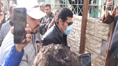 بالصور.. تشيع جنازة والدة الفنان باسم سمرة