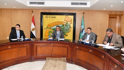 محافظ الفيوم يترأس اجتماع اللجنة العليا لتنمية الموارد المحلية