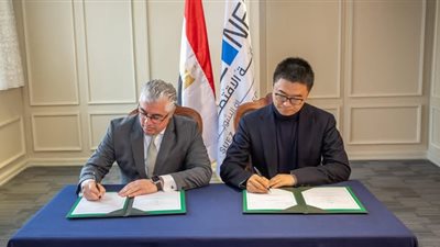 جمال الدين يوقع عقد مشروع 