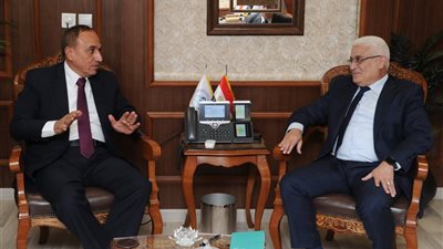 عوض يستقبل سلامة لحل المشكلات التأمينية للصحفيين في الصحف المتوقفة