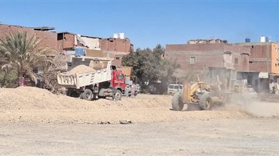 استمرار اعمال التطوير بالشوارع الفرعية والرئيسية بالقصير