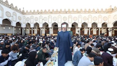 وكيل الأزهر يشارك الطلاب الوافدين لحظات الإفطار الجماعي