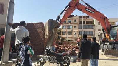 إزالة حالة تعدى ورفع ٢٠ طن مخلفات بالقرنة غرب الأقصر