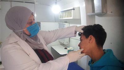 فحص و علاج 1557 حالة في قافلة مجانية للصحة بأهناسيا