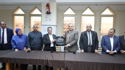 رئيس جامعة كفر الشيخ يشهد حفل ختام الأنشطة ويشاركهم حفل الافطار