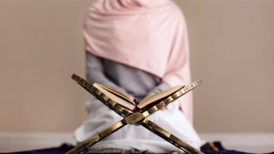 القراءة من المصحف فى الصلوات المفروضة..هل تجوز؟