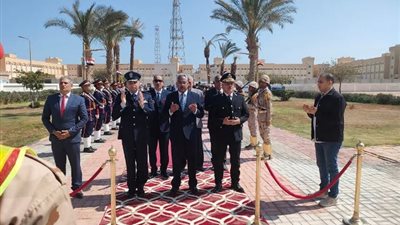 محافظة البحر الأحمر تحيى ذكرى يوم الشهيد بوضع أكاليل الزهور