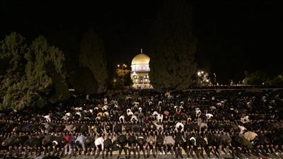60 ألفًا يؤدون صلاتي العشاء والتراويح في المسجد الأقصى