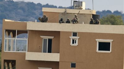 جنود إسرائيليون يدخلون إلى بلدة في جنوب لبنان