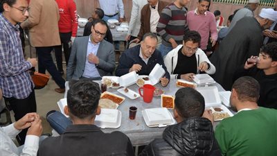 محافظ أسيوط يتناول الإفطار على إحدى موائد الرحمن مع أهالى
