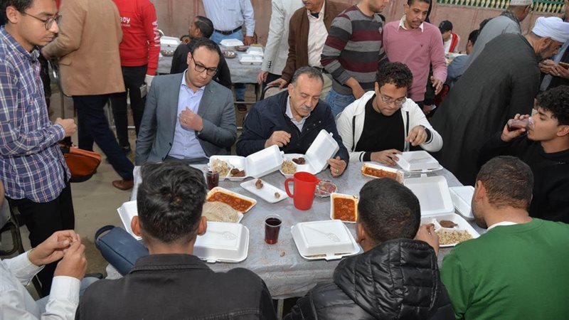 محافظ أسيوط أثناء