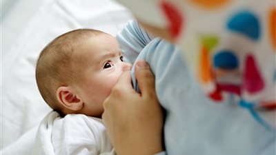 الأمومة والصحة العقلية.. كم طفلًا يمنح المرأة التوازن النفسي؟