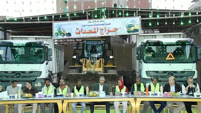 محافظ أسوان يشارك عمال وسائقى النظافة إفطار شهر رمضان