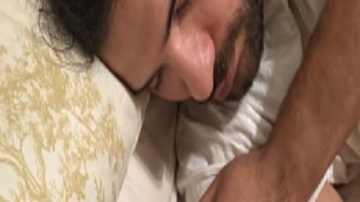 إصابة مسلم بوعكة صحية ونقله للمستشفى بعد منعه من الغناء